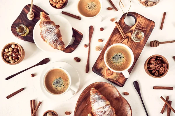 Modèle de petit déjeuner, croissant, café, miel, bâtons de cannelle, noix, sucre. Bonjour concept, réveille-toi, douce vie . — Photo
