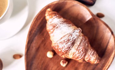 Bal ile kahve ve kruvasan. Fransız kahvaltısı. Metninizin kopya alanıyla üst görünüm düz yatıyordu