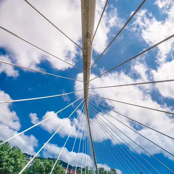 Kleurrijke en moderne Bilbao-brug, Baskenland, Spanje. — Stockfoto