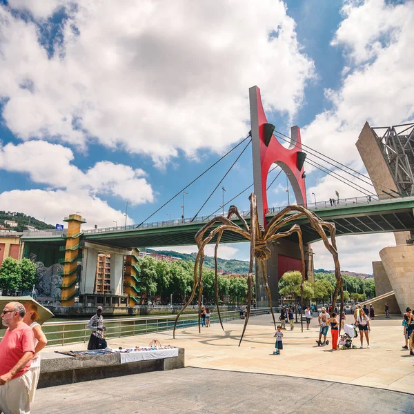 Bilbao, Spanien-7 juli 2018: Spider skulptur, på en solig dag — Stockfoto
