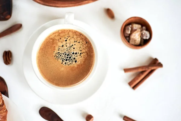 Petit déjeuner avec café et croissants sur table en bois, vue sur le dessus — Photo