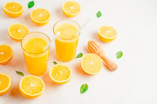 Fresh Orange juice in glass and fresh citrus around. Healthy drink on white. Top view. — Stock Photo, Image