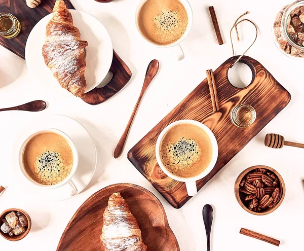 Petit déjeuner européen, croissant cannelle café, noix, rekan, amandes, miel, cuillère, bois, vue sur le dessus, bonjour, concept de réveil, bonjour. Vue du dessus . — Photo