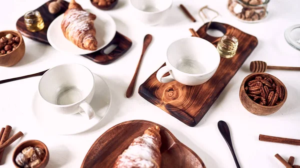 Европейский завтрак, вид сверху, кофе, круассаны, меди, орехи, концепция доброго утра — стоковое фото