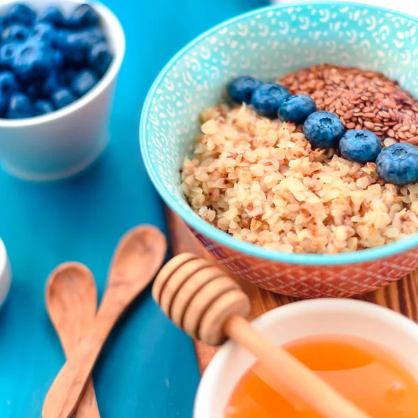 meyve ile karabuğday lapası, sağlıklı bir kahvaltı kavramı, diyet, veganizm, vitaminler