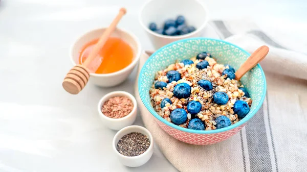 Buchweizenbrei mit Früchten und Honig, Chiasamen, Leinsamen, das Konzept eines gesunden Frühstücks, Ernährung, Veganismus, Vitamine — Stockfoto