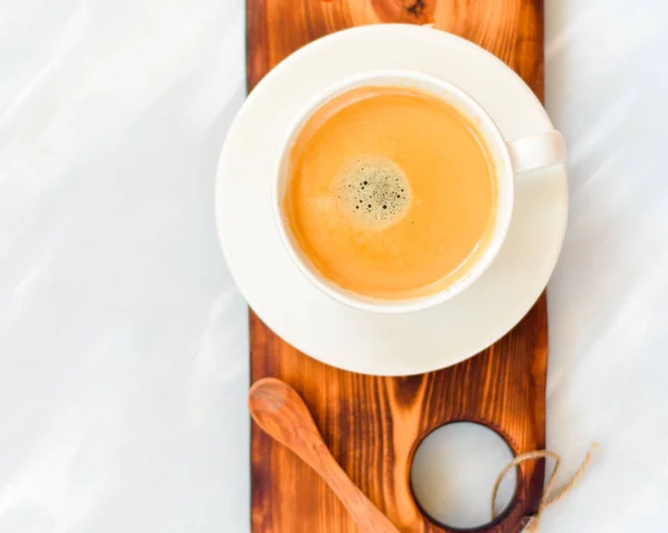 Taza de café, vista superior sobre fondo gris, buen concepto de la mañana — Foto de Stock