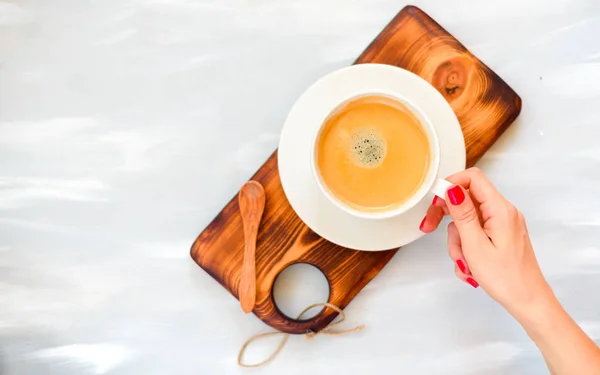 Tasse de café, vue sur le dessus sur fond gris, concept bonjour — Photo