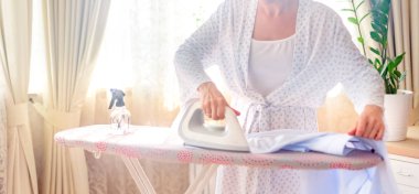 kadın ütü giysileri, mavi renkler, ev dekorasyonu