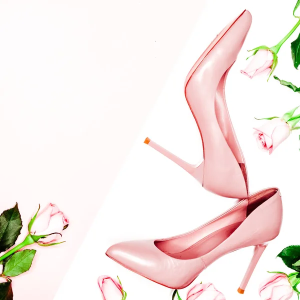 パステル ピンクの女性の高いヒールの靴、ピンクの背景の上にバッグ。フラット横たわっていた、トップ ビュー流行のファッション フェミニンな背景。美容ブログのコンセプトです。ファッションのブログを見て. — ストック写真