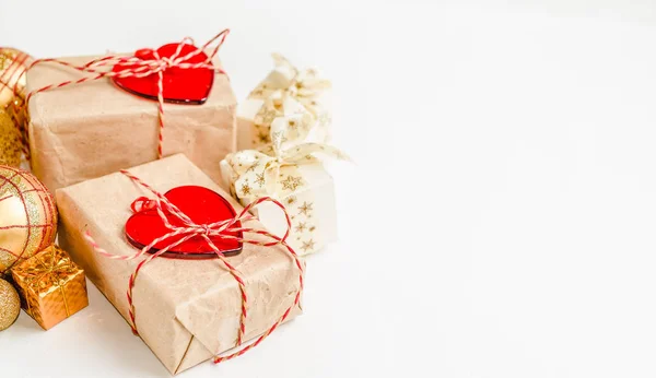 Рождественский фон с подарочными коробками, сердце . — стоковое фото