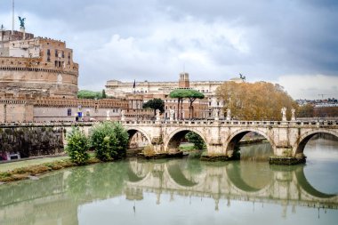 İtalya, Roma - 24 Kasım 2018: Kutsal Melek Kalesi veya Castel Sant'Angelo