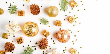 Noel kompozisyonu, topları, beyaz arka plan üzerinde altın süslemeler. Düz döşeme, üst görünüm, kopyalama alanı