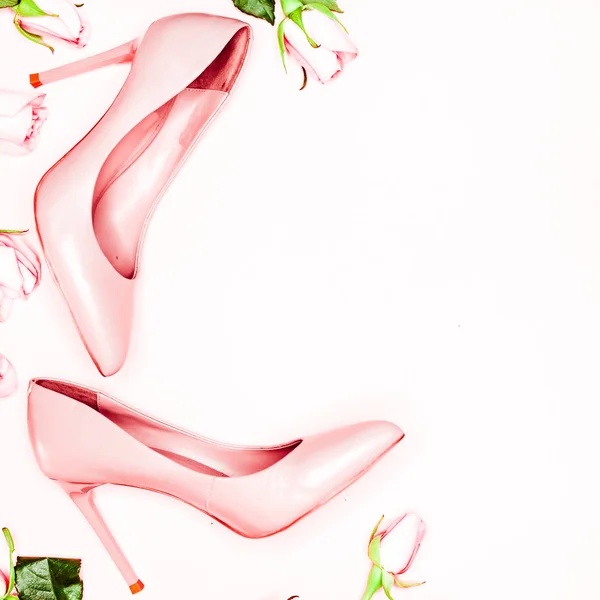 白色底色的粉红女鞋.平平静静地躺着,高瞻远瞩时尚女性背景.美丽博客的概念. — 图库照片