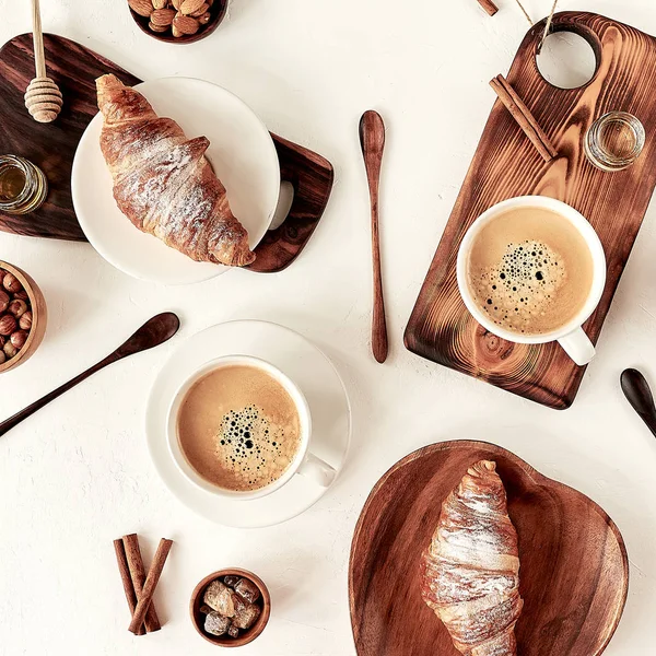 Modèle de petit déjeuner, croissant, café, miel, bâtons de cannelle, noix, sucre. Bonjour concept, réveille-toi, douce vie . — Photo