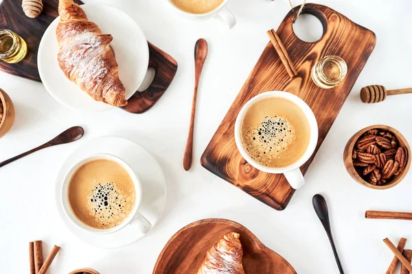 Petit déjeuner européen, croissant cannelle café, noix, rekan, amandes, miel, cuillère, bois, vue sur le dessus, bonjour, concept de réveil, bonjour. Vue du dessus . — Photo