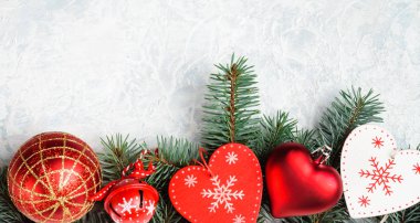 Noel veya Yeni Yıl dekorasyon arka plan: ağaç dalları, renkli cam topları ve ışıltılı yıldız, üst görünümü, kopya alanı