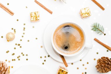 noel süslemeleri üst görünümü ile noel masasında kahve