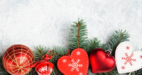 圣诞节或新年装饰背景：树枝，五颜六色的玻璃球和闪闪发光的星星，顶景，复制空间 — 图库照片