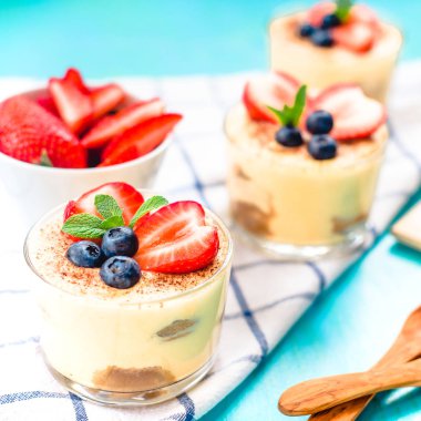 gözlük tatlı tiramisu, yaban mersini, çilek ve nane ile dekore edilmiş, lezzetli yaşam kavramı 