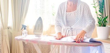 kadın ütü giysileri, mavi renkler, ev dekorasyonu