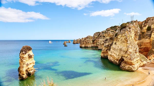 Playa de Marinha - una de las playas más famosas de Portugal, en la costa atlántica en Lagoa Municipio, Algarve . — Foto de Stock
