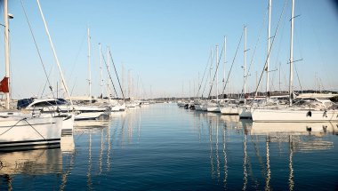 limanda birçok lüks demirli yelkenli yatlar, bir yaz tatili kavramı, lüks bir yaşam tarzı ve zenginlik