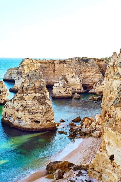 Playa de rocas y arena en Portugal, Costa Atlántica, Algarve . — Foto de Stock