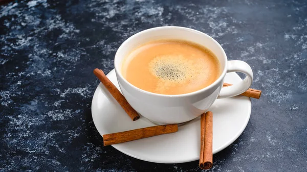 Tasse blanche de café sur noir. Vue de dessus, tasse sur table en bois, pause ou petit déjeuner — Photo