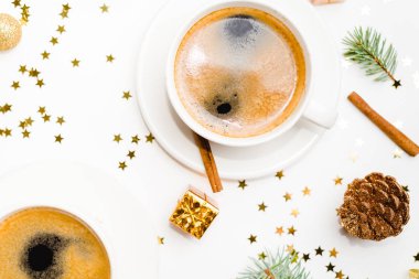 noel süslemeleri üst görünümü ile noel masasında kahve