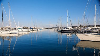limanda birçok lüks demirli yelkenli yatlar, bir yaz tatili kavramı, lüks bir yaşam tarzı ve zenginlik