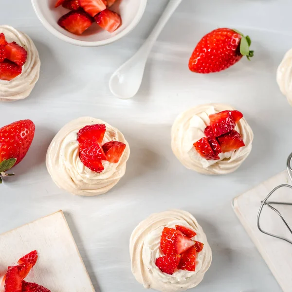 Hecho en casa pequeña fresa pavlova merengue tortas patrón con vista superior crema — Foto de Stock