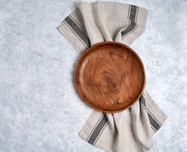 Masa örtüsü, mavi masa arka planı üzerine ahşap plaka