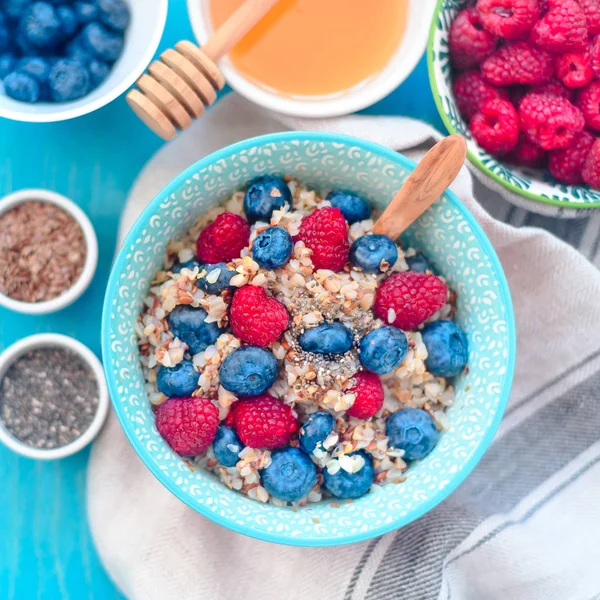 ahududu ve yaban mersini ile kahvaltı karabuğday lapası, günaydın kavramı