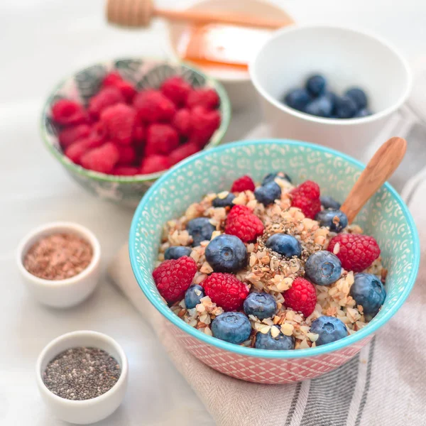 Frühstück Buchweizenbrei mit Himbeeren und Blaubeeren, Guten Morgen Konzept — Stockfoto