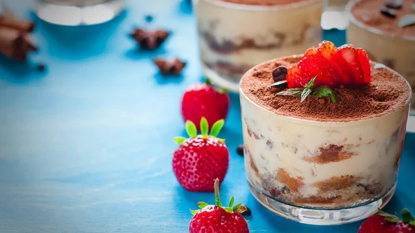 Aardbei dessert tiramisu in een glas whith Mint — Stockfoto