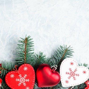 Noel veya Yeni Yıl dekorasyon arka plan: ağaç dalları, renkli cam topları ve ışıltılı yıldız, üst görünümü, kopya alanı