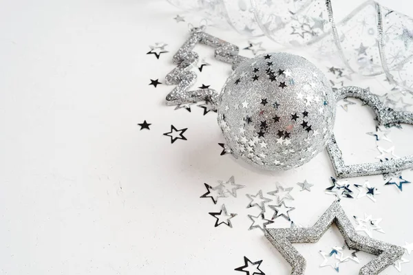 Weihnachtsdekoration in Silber, Kugel, Herz, Stern, Weihnachtsbaum, auf weißem Hintergrund — Stockfoto
