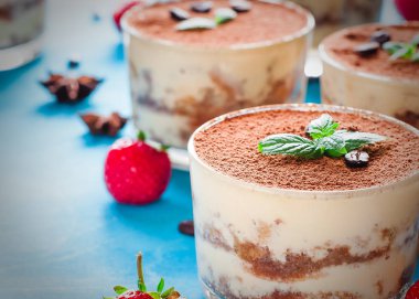 Çilek tatlı tiramisu bir cam whith nane