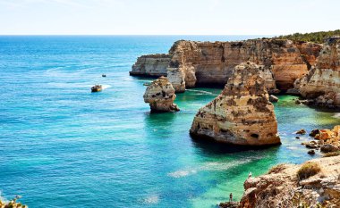 Portekiz'de kayalar ve kumlu plaj, Atlantik kıyısı, Algarve.