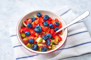 incir çilek yaban mersini meyve salatası, konsept diyet ve sağlıklı beslenme