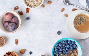 Sağlıklı bir kahvaltı için gerekenler, yabanmersinli kinoa, incir, bal ve fındıklı. Vejetaryen ve sağlıklı beslenmeyi düşün. Üst görünüm