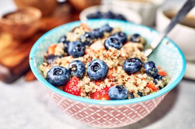 Kahvaltıda yaban mersini ve çilek ile Quinoa. Sağlıklı beslenmede modern eğilimler