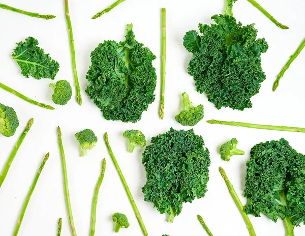 Kreativ layout gjord av grönkål, broccoli, sparris. Flat Lay. Hälsosam matkoncept. — Stockfoto