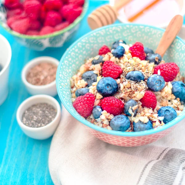 早餐麦片粥与覆盆子和蓝莓，早上好概念 — 图库照片