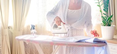 kadın ütü giysileri, mavi renkler, ev dekorasyonu