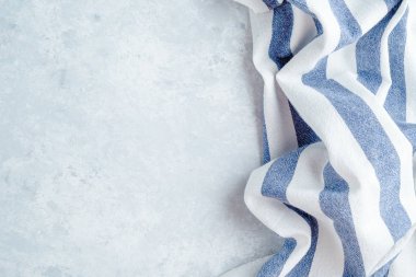 Fotokopi alanı ile gri arka plan üzerinde mutfak bezi peçete Yüksek Açı Görünümü