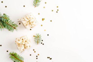 Noel düz kompozisyon yatıyordu. Noel hediyesi ve dallar. Üst görünüm, kopyalama alanı