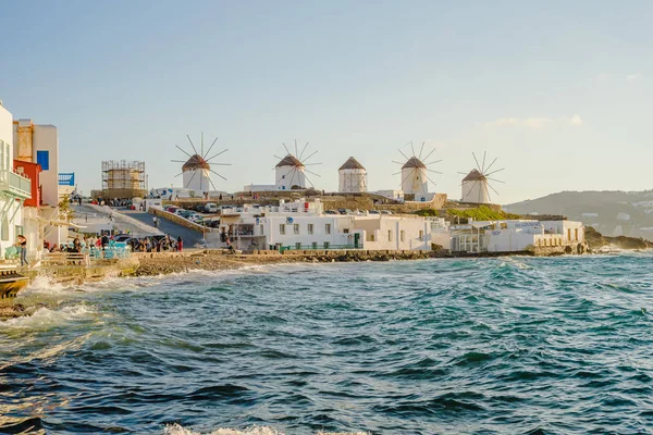 6 ottobre 2018. Mulini sulla collina vicino al mare sull'isola di Mykonos in Grecia - la principale attrazione dell'isola — Foto Stock