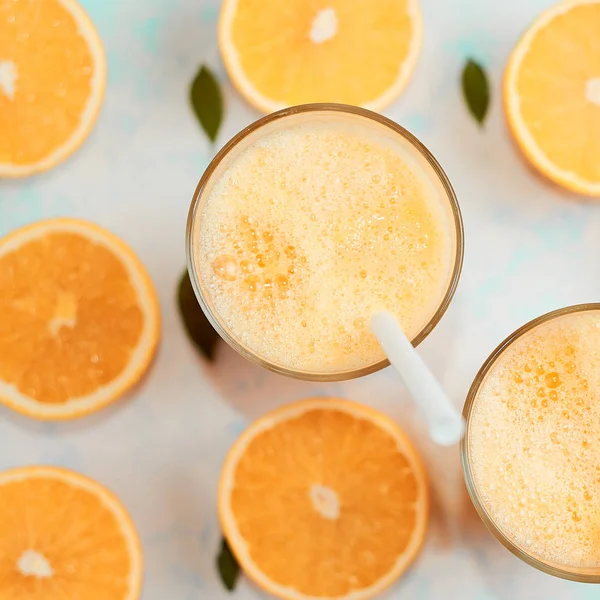 ガラスのオレンジジュース、トップビュー。フラットレイ — ストック写真